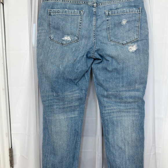 BlankNYC Ladies Girlfriend Crop Jeans - Picture 2 of 4